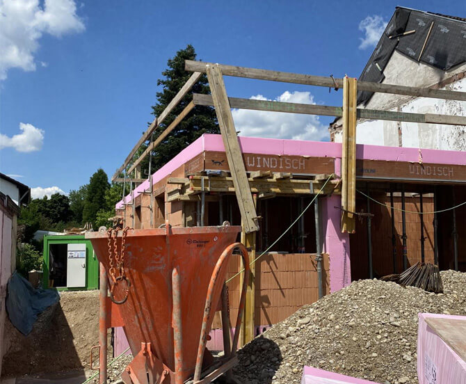 Doppelhaushälfte mit Einliegerwohnung Baustelle seitlich