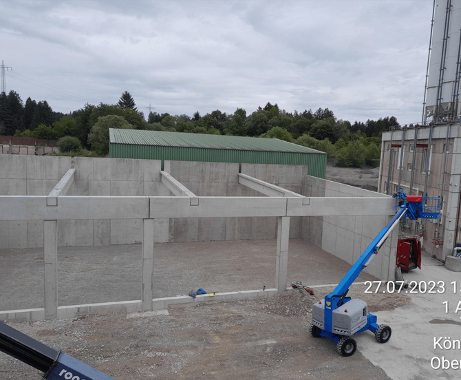 Neubau einer LKW-Abstellhalle Kran