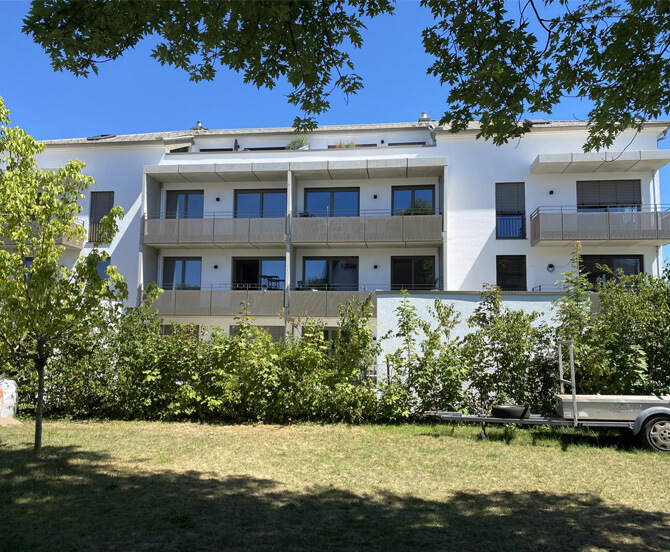 Neubau eines Mehrfamilienhauses am Chiemsee mit Wiese