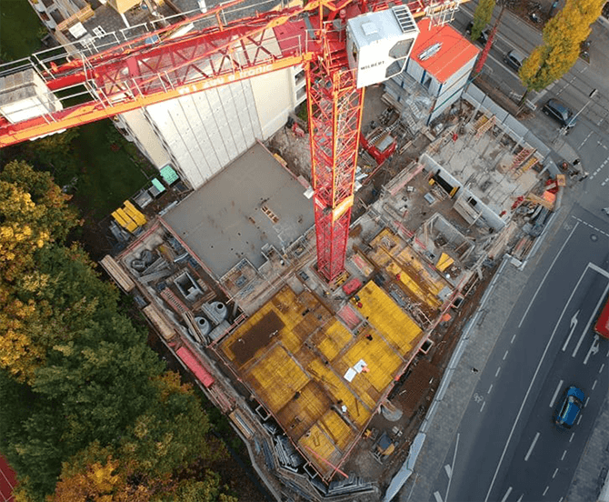 Neubau einer Wohnanlage mit 46 Wohnungen und Tiefgarage in München Kran