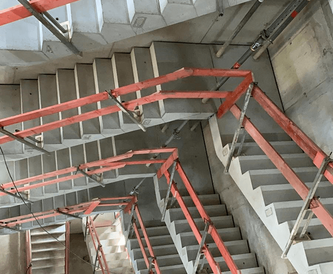 Neubau einer Wohnanlage mit 46 Wohnungen und Tiefgarage in München Treppen